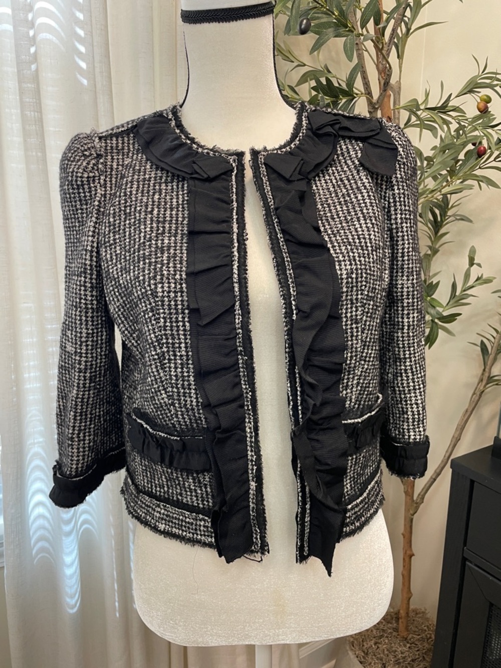 Ann Taylor Vintage Black & White Tweed Ruffle-Trim coat Jacket blazer 6P